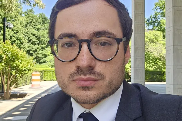 headshot of Sebastian Feculak