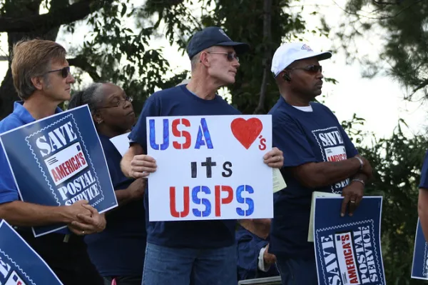 USA-hearts-its-postal-service